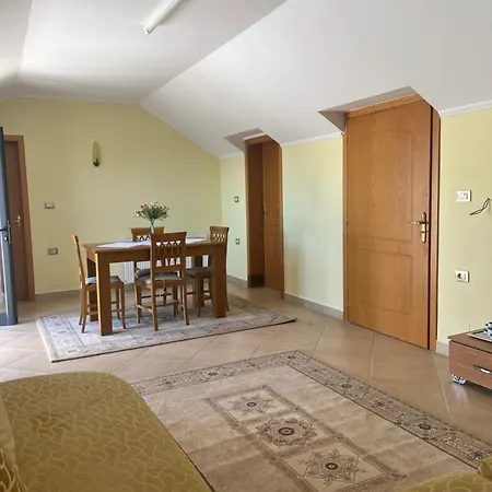 Apartamento Flower Terrace Gjirokastër